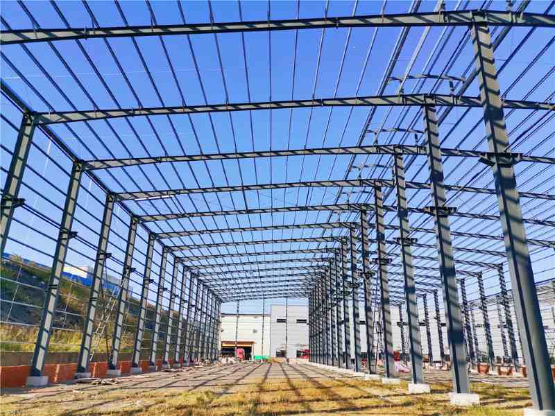4700Sqm Industrial Steel Structure Workshop Heavy Duty PEB:Steel Structures During Erection