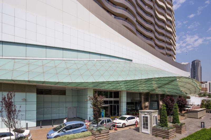 Cantilevered Undulating Canopies At Shopping Mall Podium | Architecturally Exposed Steel