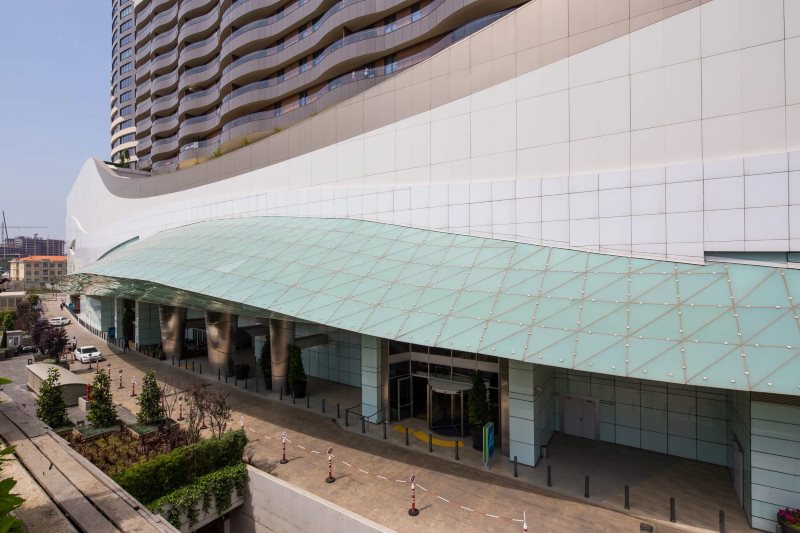 Cantilevered Undulating Canopies At Shopping Mall Podium | Architecturally Exposed Steel