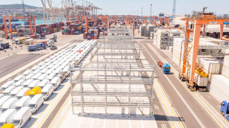 Completion_Reefer_Container_Terminal_Reefer_Racks_Koper_Port_1_Novi-frigo-prikljucki-KT-Kristjan-Stojakovic