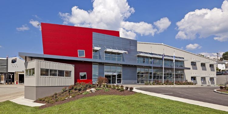 Contemporary_Steel_Office_Building_with_Skewed_Parapet_Wall_Entrance_01