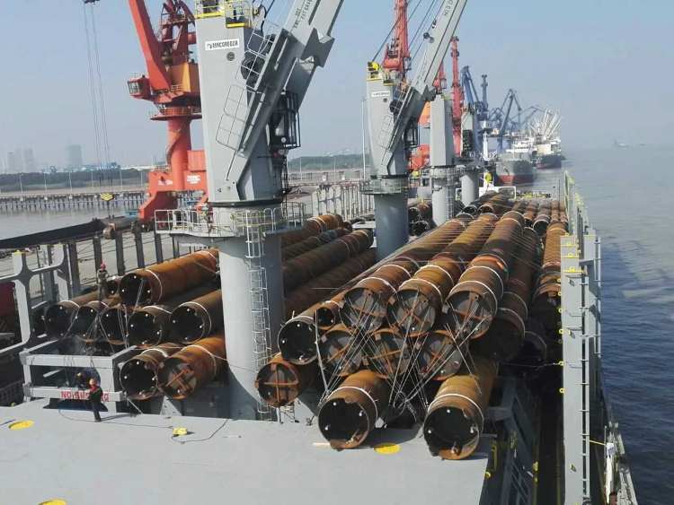 Hinkley_Point_C_Temporary_Jetty_Steel_Piles_19_steel-pipes-secured-for-ship-berth-loading
