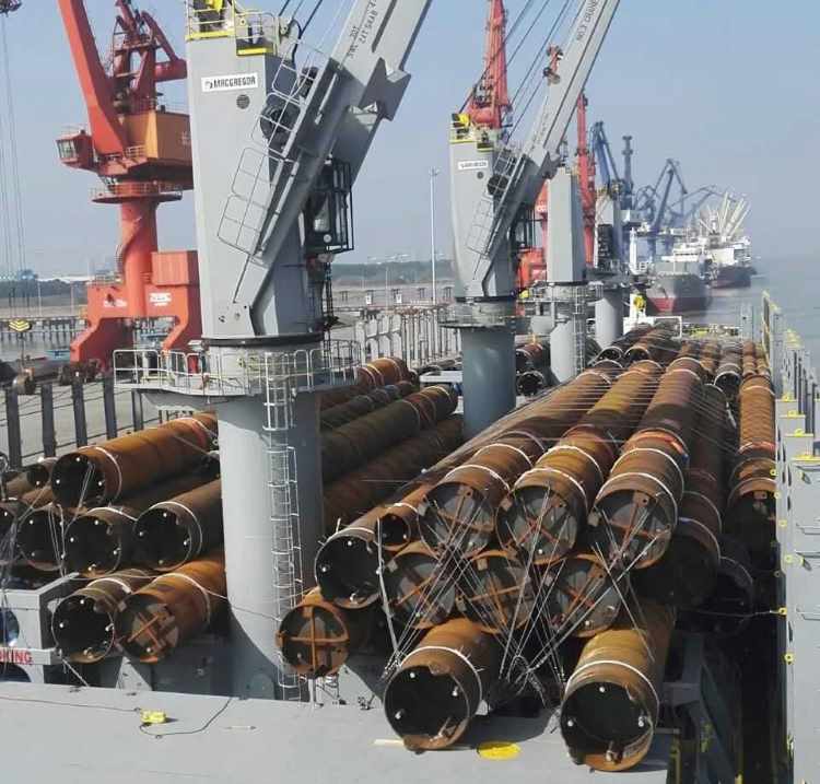 Hinkley_Point_C_Temporary_Jetty_Steel_Piles_5_Loading_on_board_the_Vessel