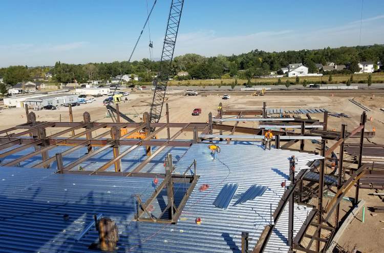 Hospital_Building_Steel_Structure_System_4_Floor_Deck_Installation