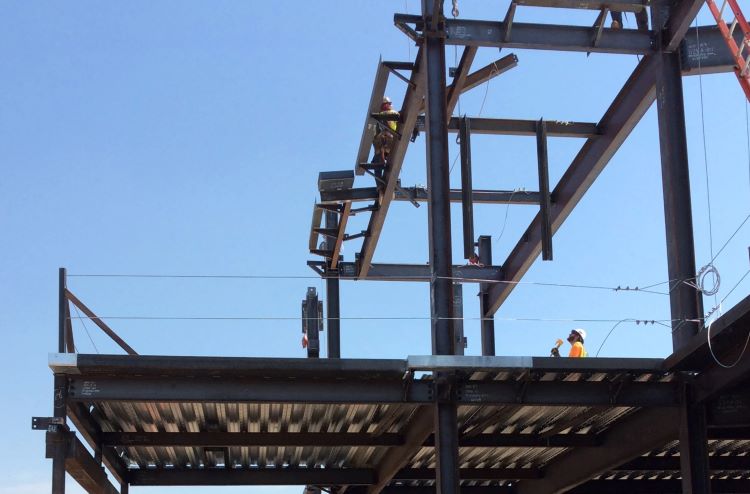 Hospital_Building_Steel_Structure_System_6_Roof_Gutter_Installation