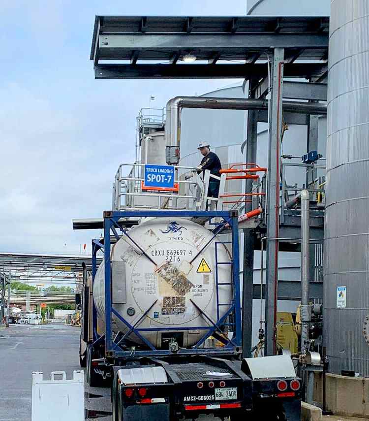ISOtainer_Loading_Rack_Gangway_Canopy_06_ISOtainer-loading-gangway-installation