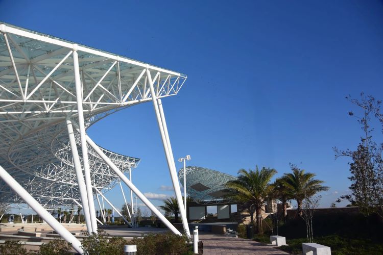 Larger Grid Spaceframe Canopy with Translucent Point supported Glass Shade and Shelter