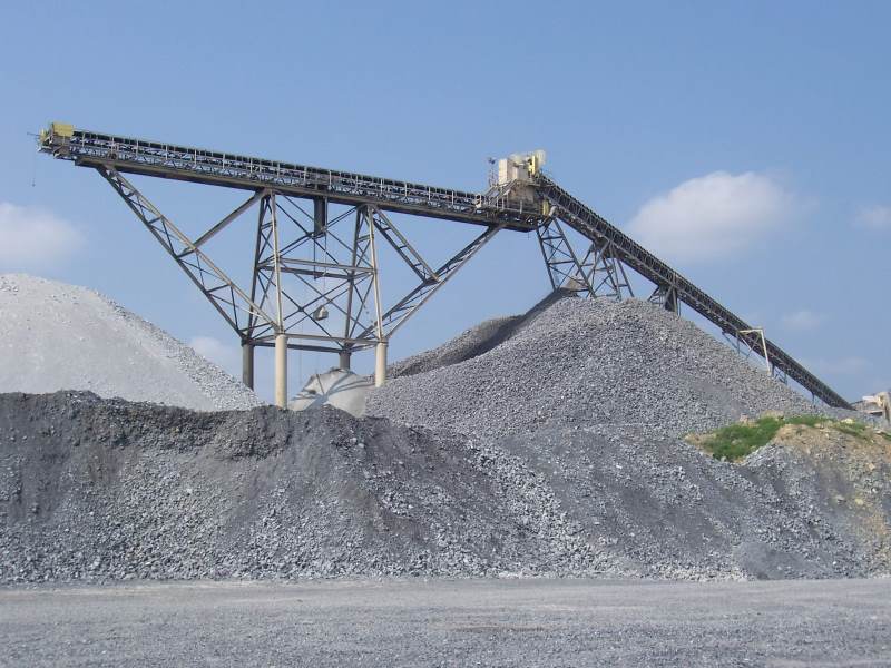 Screen Station Buildings and Screen Feed&Discharge Conveyors Steel Structures: Fixed Stacker feeding a surge pile
