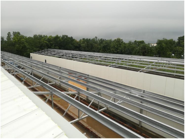 Steel_Structure_Poultry_Farm_Hangar_Prefabricated_For_Bangladesh_4_Roof_panel_installation