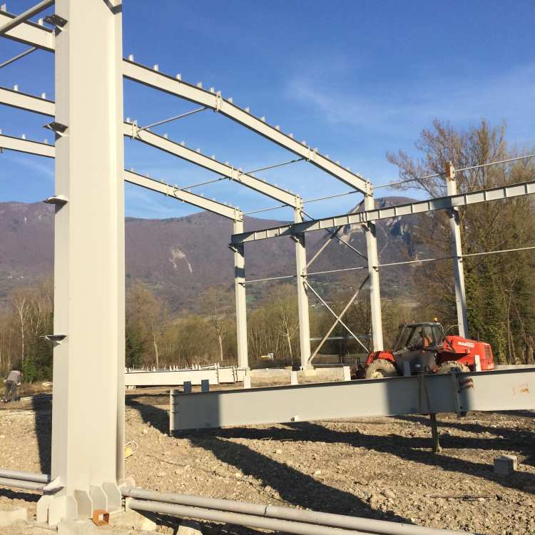 Steel_Structure_Workshop_Project_in_France_3_Roof_rafter_installation