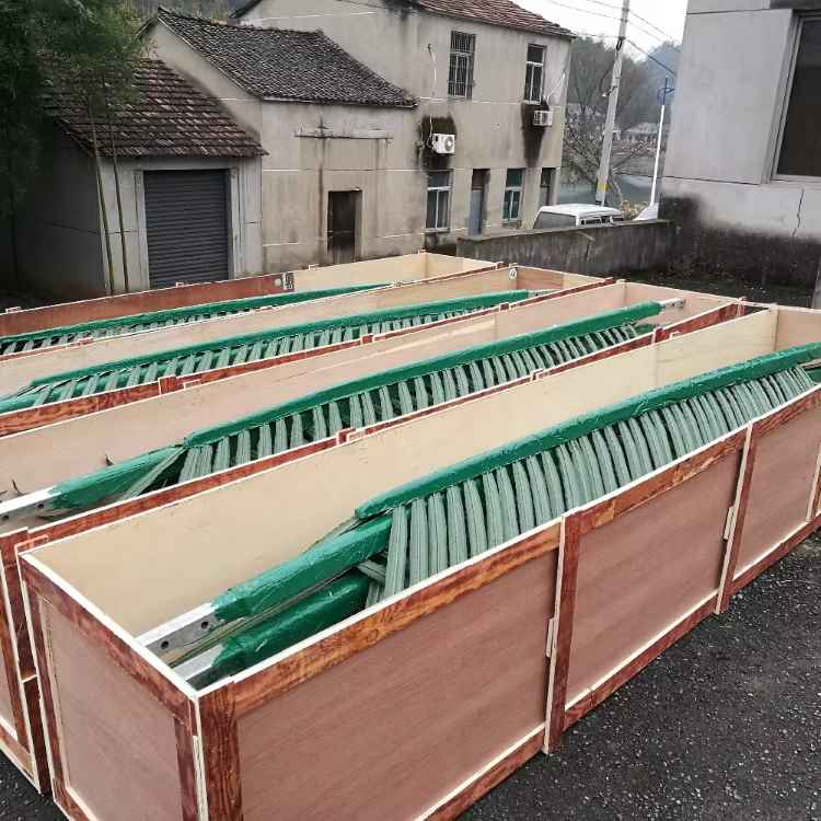 Wifi_Interet_Monopoles_04_Packing_Packaging_Preparation_Container_Loading_Delivery_site